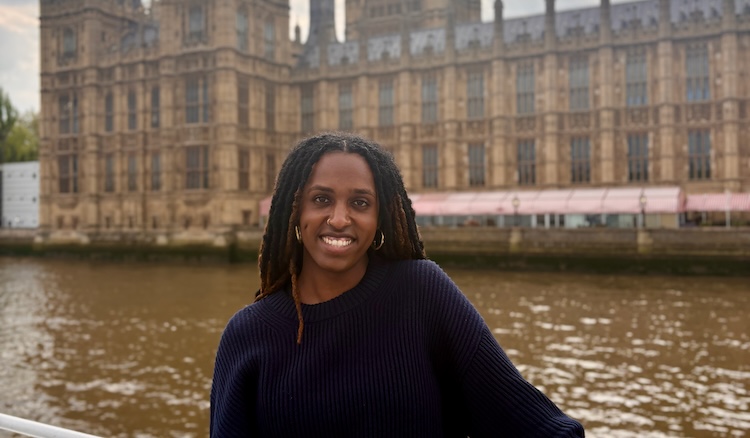 Profile picture of Amélie Sintayehu in front of the Palace of Westminster during her time studying abroad in London